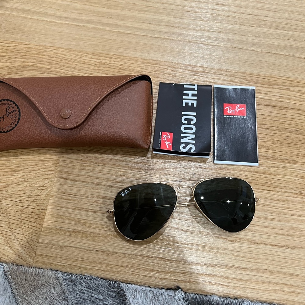 Brand new, never worn. Ray-Ban aviators polarized in black and gold.unisex!